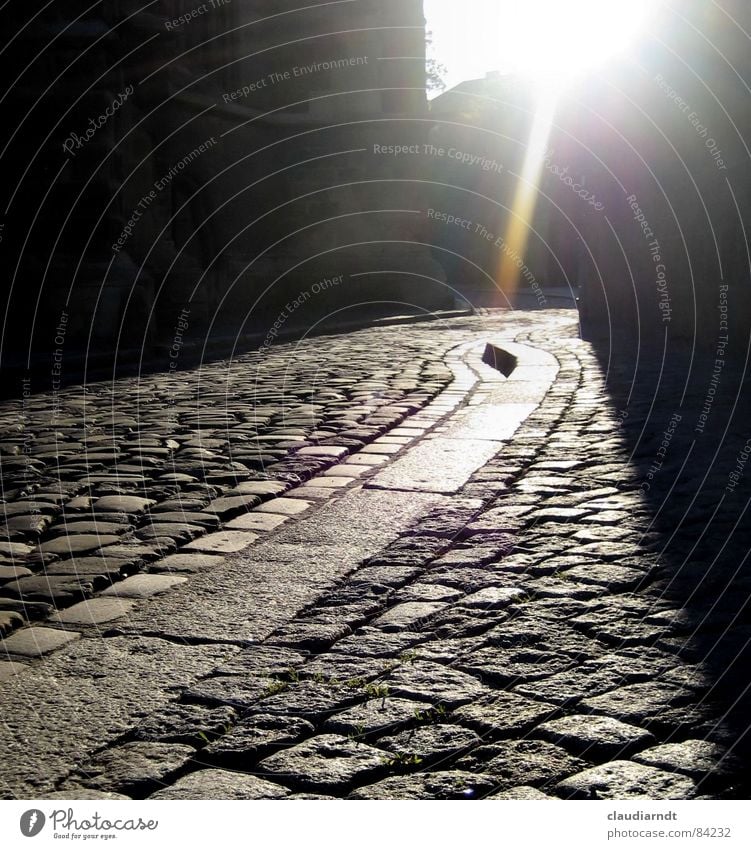 W E G Gasse Froschperspektive Licht Strahlung Windung Biegung Hoffnung grau dunkel Sonnenstrahlen Stadt Rinnstein Verlauf unterwegs Schatten Antwort