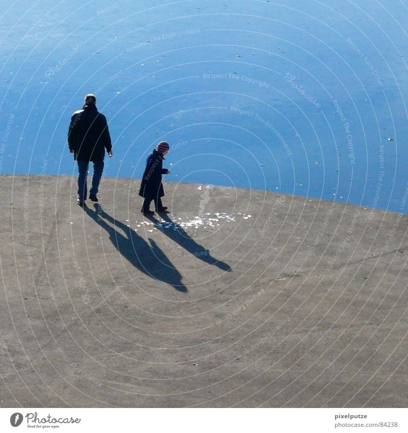 eiskalte spielchen |||| See Eisverkäufer Runde Sache Geplätscher Beton hart rund Plattform Vater Tochter Kind stehen Schatten geschwungen lecker Eisscholle