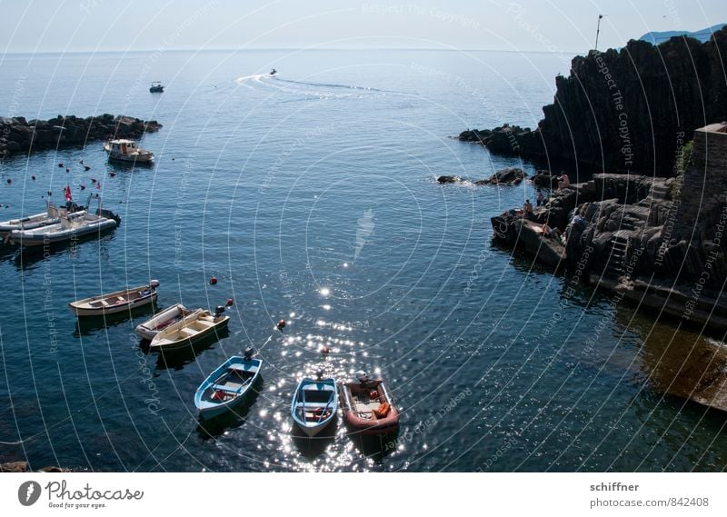 Einer zieht Leine Landschaft Sonnenlicht Schönes Wetter Felsen Wellen Küste Bucht Meer Schifffahrt Bootsfahrt Passagierschiff Fischerboot Sportboot Jacht