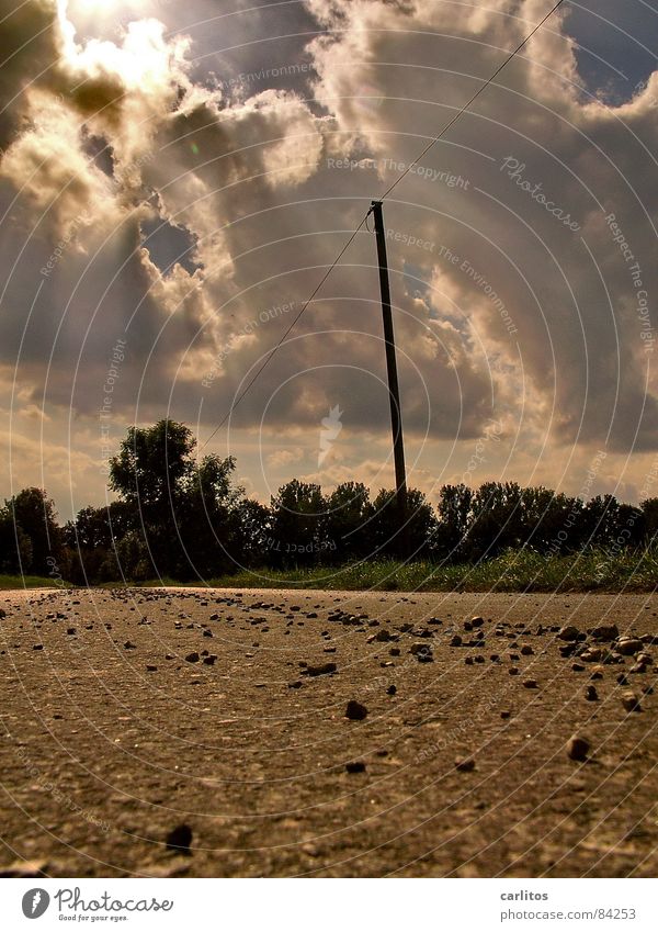 kaum lieg' ich hier und knipse ... Strommast Sinnestäuschung Froschperspektive Kristallkugel Wolkenloch gehen Asphalt Teer Sonnenstrahlen Wunder Wahrsagerei