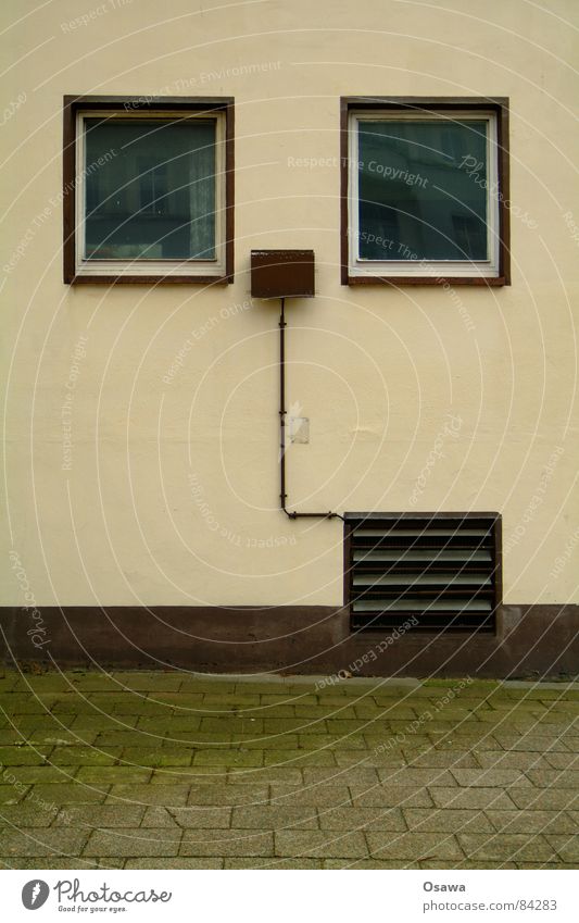 Wand mit zwei Fenstern und Lüftungsklappe Abluft Gebäude Bauwerk Haus Mauer Belüftung Bürgersteig braun beige Fensterbrett Asphalt nußbraun haselnussbraun