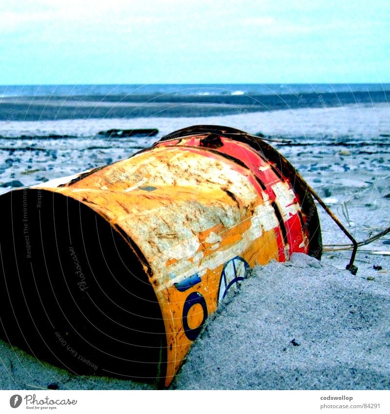 tauchlack Strand Umwelt Sand Horizont Küste See Moral Umweltverschmutzung Verfall Vergänglichkeit Blechkanister Dose Farbstoff dreckig Farbfoto Außenaufnahme