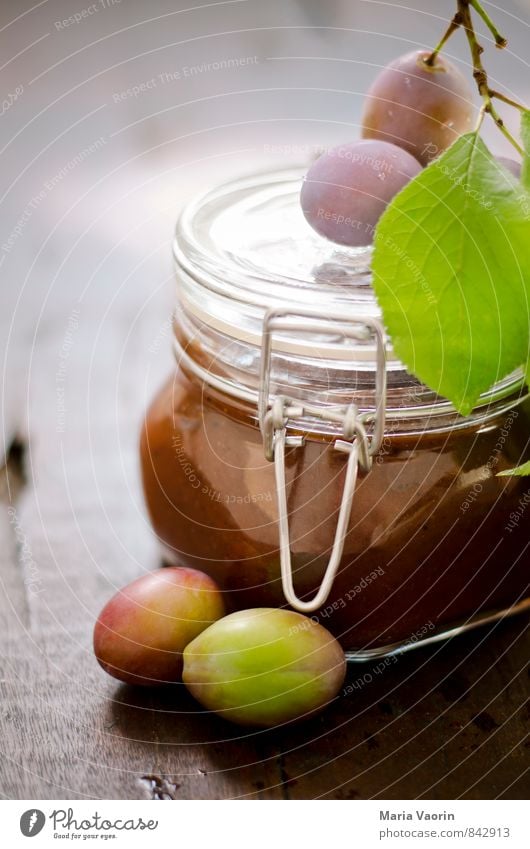 Pflaumenmus 1 Lebensmittel Frucht Marmelade Tisch saftig süß genießen selbstgemacht Einmachglas Marmeladenglas Holztisch Farbfoto Innenaufnahme Menschenleer Tag