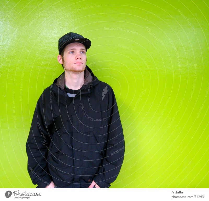 Der Knaller grasgrün knallig giftgrün schwarz Hintergrundbild Porträt Station Aussehen Mensch man zugstation männlich maskulin trainstaition Bahnhof warten