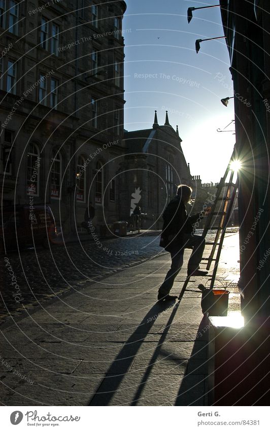 man@work Arbeitszeit Reisefotografie Handwerker Fensterputzen Wischen Arbeiter Gebäudereiniger Licht Lichtstimmung Gegenlicht Sonnenlicht Leitersprosse