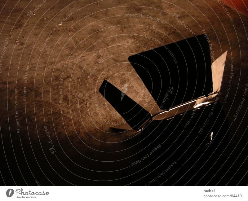mehr schatten als licht Baustrahler Gegenteil hell Flutlicht Illumination Erkenntnis Veranstaltung schwarz unheimlich dunkel Stimmung gruselig Bühne Show