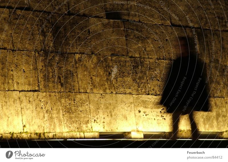 Nachtschatten Farbfoto Gedeckte Farben Außenaufnahme Abend Kunstlicht Licht Schatten Silhouette Langzeitbelichtung Mensch Frau Erwachsene 1 Museum Mauer Wand