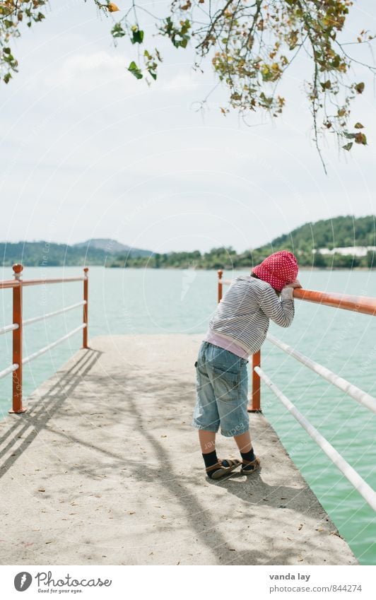 Rotkäppchen Ferien & Urlaub & Reisen Ausflug Abenteuer Ferne Freiheit Sommer Kind Kleinkind Mädchen 1 Mensch 1-3 Jahre 3-8 Jahre Kindheit See Traurigkeit