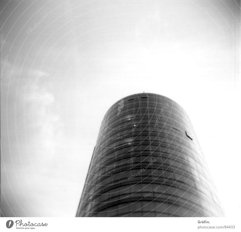 Turm aus Glas Gebäude Holga schwarz rund Fenster Haus Bauwerk Lomografie modern Himmel Schwarzweißfoto Baustelle Rundbauweise Architektur Vor hellem Hintergrund