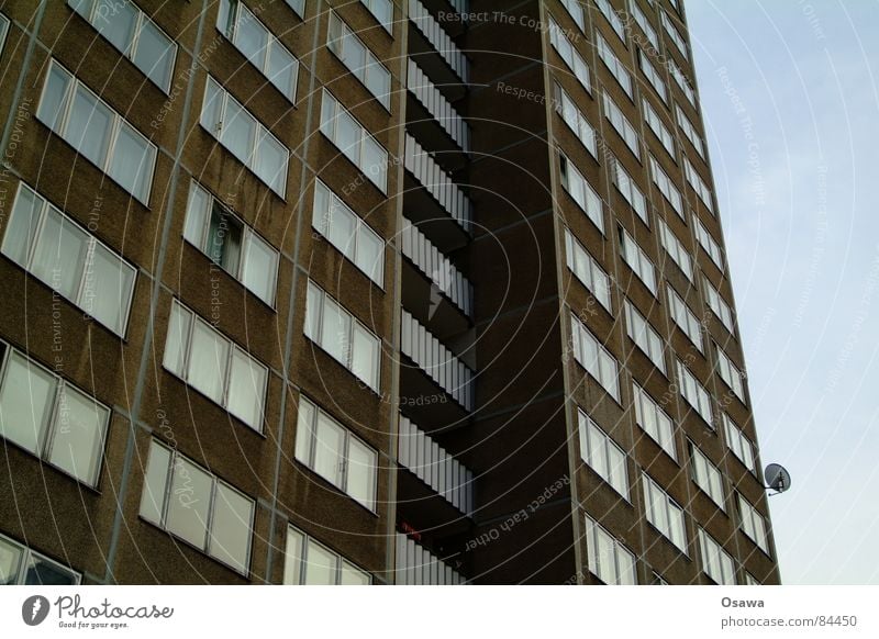 Schöner Wohnen 12 Arbeitsloser Berlin Sowjetische Besatzungszone Lichtenberg Plattenbau Haus Gebäude Balkon Fenster Fassade Ostzone Besitz DDR Deutschland