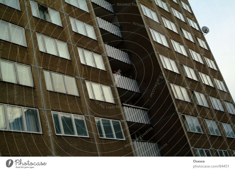 Schöner Wohnen 13 Arbeitsloser Berlin Sowjetische Besatzungszone Lichtenberg Plattenbau Haus Gebäude Balkon Fenster Fassade Ostzone Besitz DDR Deutschland