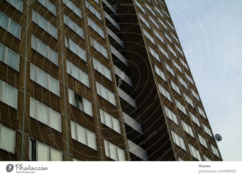 Schöner Wohnen 14 Arbeitsloser Berlin Sowjetische Besatzungszone Lichtenberg Plattenbau Haus Gebäude Balkon Fenster Fassade Ostzone Besitz DDR Deutschland