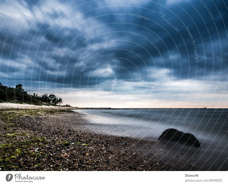 Donnerwetter Strand Meer Landschaft Sand Wasser Himmel Wolken Gewitterwolken Horizont Küste Ostsee Stein blau braun schwarz weiß Kühlungsborn