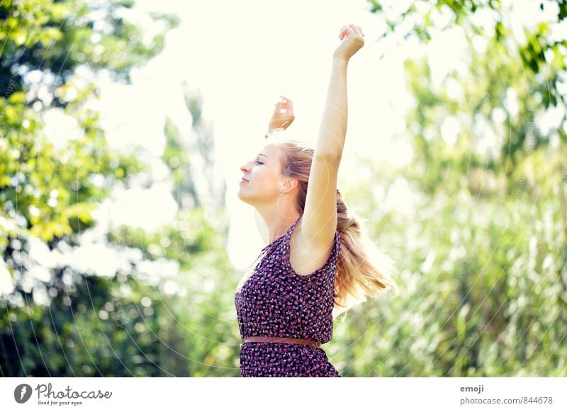 frei feminin Junge Frau Jugendliche 1 Mensch 18-30 Jahre Erwachsene Natur Sommer Schönes Wetter schön natürlich Freiheit Freude Glück Farbfoto mehrfarbig