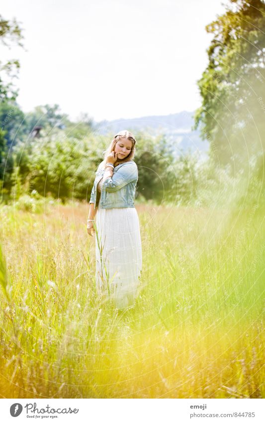 gelbgrün feminin Junge Frau Jugendliche 1 Mensch 18-30 Jahre Erwachsene Umwelt Natur Landschaft Schönes Wetter Wiese schön natürlich Farbfoto Außenaufnahme Tag