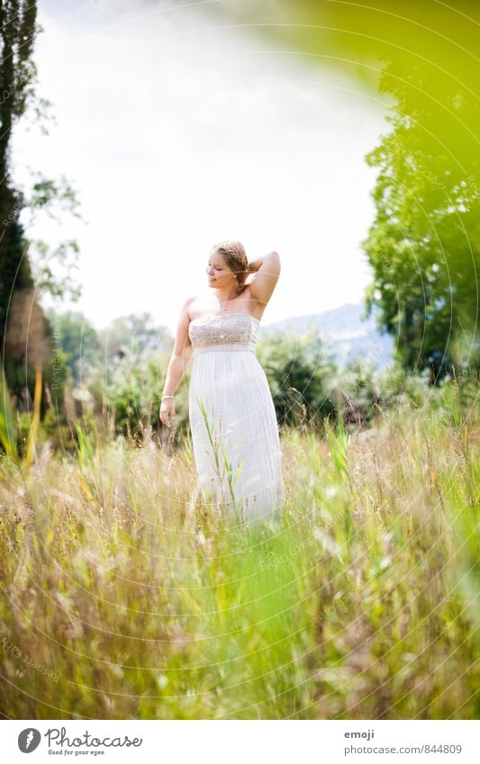 grün feminin Junge Frau Jugendliche 1 Mensch 18-30 Jahre Erwachsene Umwelt Natur Landschaft Sommer Schönes Wetter Wiese natürlich Farbfoto mehrfarbig