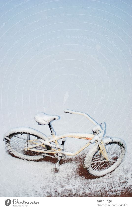 Schneekreuzer Cruiser Fahrrad Neuschnee beige rot Hochformat Überraschung rein hell kalt frisch unberührt Menschenleer Winter Vergänglichkeit Freizeit & Hobby