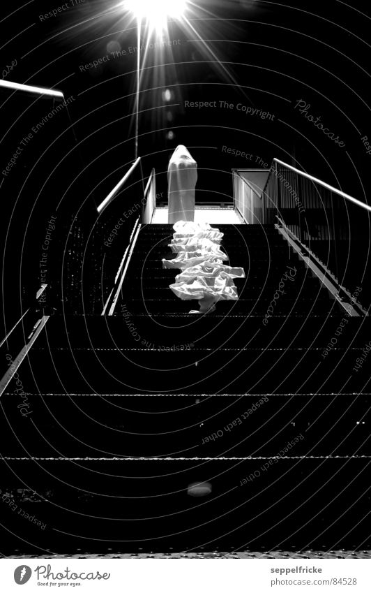 Erscheinung Licht unheimlich dunkel aufsteigen Streulicht geisterhaft außergewöhnlich verdunkeln Schattendasein gruselig Bahnhof Angst Panik Schwarzweißfoto Tod