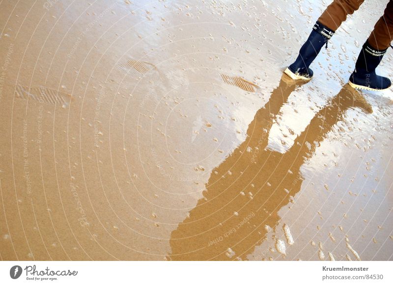 I will follow her Schuhsohle Schlamm Gummistiefel Spaziergang Strand kalt nass Mensch Meer Sylt Gelenk Knie gehen fusstapfen fusspuren sky steps Spuren sea