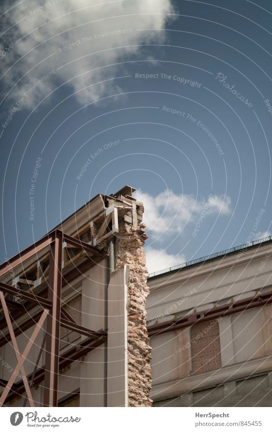 Bau | Stelle München Stadt Haus Ruine Bauwerk Gebäude Architektur Mauer Wand Fenster alt Backsteinwand Renovieren Baustelle himmelblau Himmel Wolken leer