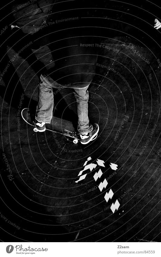 skate to the left liegen Skateboarding links fahren Richtung Himmelsrichtung Halfpipe gestreift Muster Holz Aktion Sport Stil lässig Salto Funsport Jeanshose