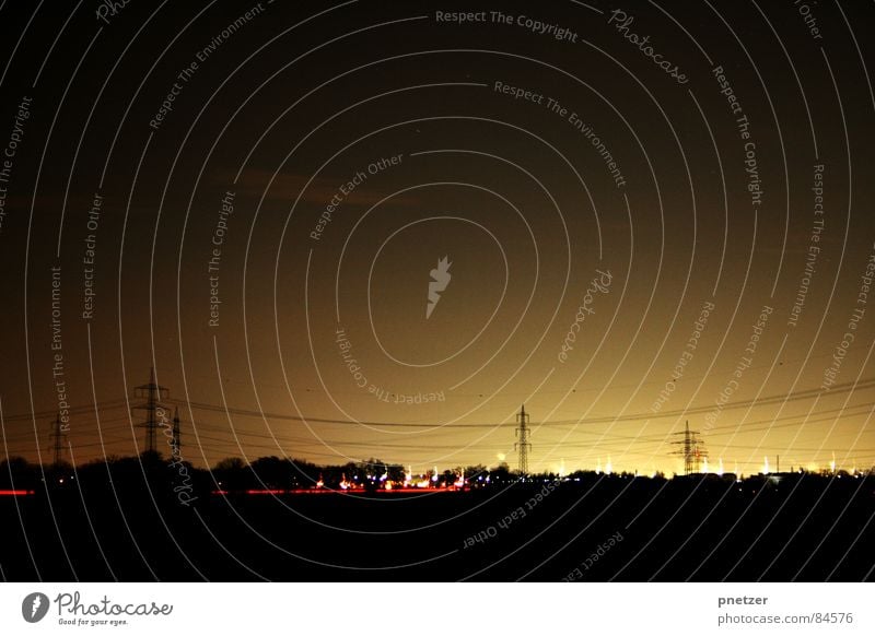 Nachtschicht II Elektrizität Strommast dunkel schwarz Verlauf Horizont rot Stromverbrauch Baustelle Landstraße Stromausfall Straßenverkehr Energiewirtschaft