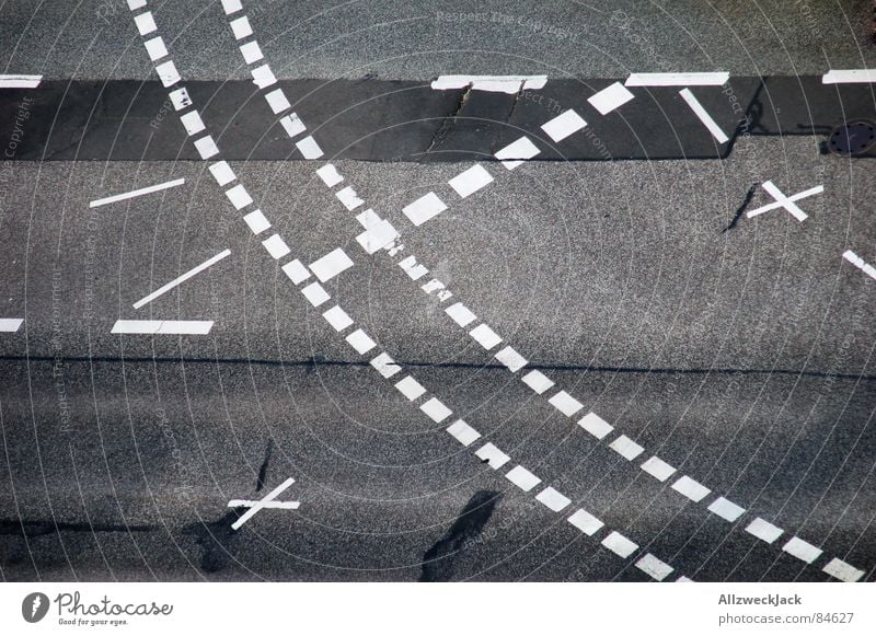 StVO Schnittmuster Straßenverkehrsordnung Vogelperspektive Stadt abbiegen Fahrradweg leer Straßenkreuzung Fahrbahnmarkierung grau Asphalt Verkehr Fernstraße