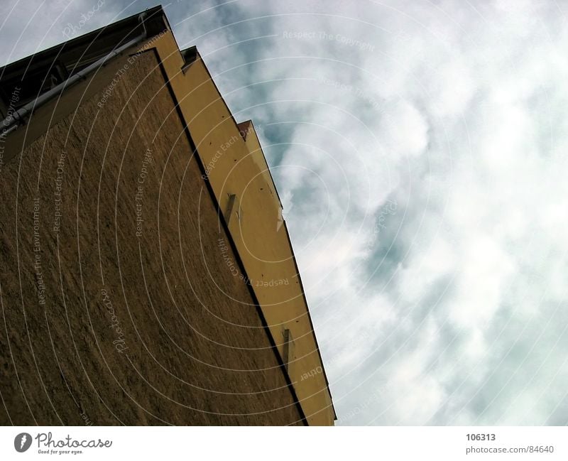 EIN DOOFES HAUS jr. Aussicht Wolken himmelblau Gebäude Haus Dachrinne leer Dresden Neustadt Wasserfahrzeug Hochhaus Denkmal old-school Schlag Graf-Adolf-Platz