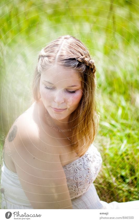 Sommer feminin Junge Frau Jugendliche 1 Mensch 18-30 Jahre Erwachsene Umwelt Natur Landschaft Frühling Schönes Wetter Wiese schön natürlich grün Farbfoto