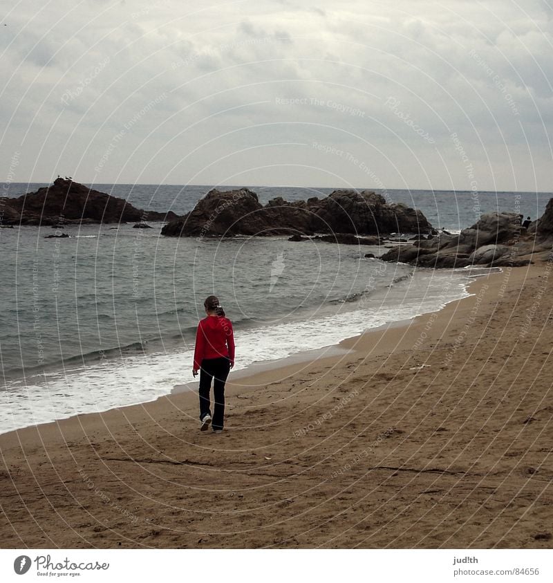 Strandspaziergang Meer Küste Wolken Ferien & Urlaub & Reisen rot Einsamkeit Frau Trauer schlechtes Wetter grau gehen Denken Gedanke unterwegs Wellen Gischt