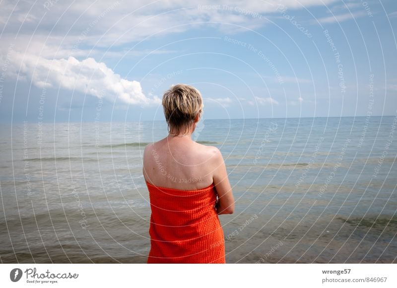 Frau und Meer Mensch feminin Erwachsene 1 45-60 Jahre Erholung blond nass blau rot Badetuch Ostsee Wasseroberfläche Schönes Wetter rotes Badetuch Farbfoto