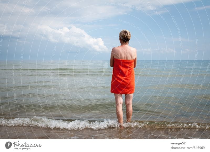 Frau und viel Meer Ferien & Urlaub & Reisen Ferne Sommer Sommerurlaub Strand Wellen Badeurlaub Ostseeurlaub Mensch feminin Erwachsene Körper 1 45-60 Jahre