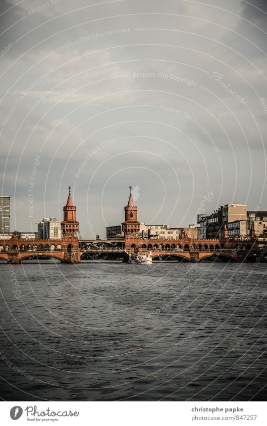 Ost-West-Verbindung Sightseeing Städtereise Wolken Flussufer Berlin Deutschland Stadt Hauptstadt Stadtzentrum Sehenswürdigkeit Wahrzeichen Oberbaumbrücke