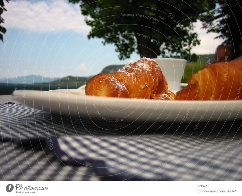 Frühstück am Gardasee Italien Croissant Cappuccino Teller Tasse Backwaren Kuchen Café colazione Brioche Lake Garda breakfast Kaffee käffchen