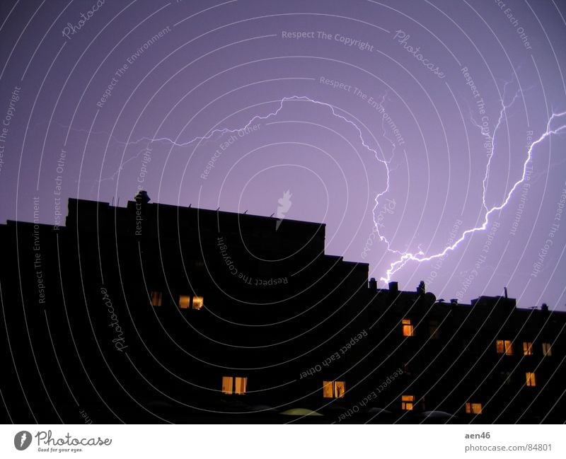 Stadtgewitter Nacht Haus dunkel Blitze Donnern Unwetter Gewitter