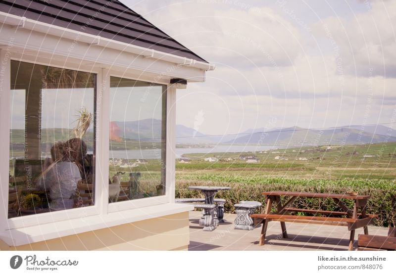 kaffeekränzchen mit panorama-view. Zufriedenheit Erholung Freizeit & Hobby Ausflug Sommer Landschaft Wiese Hügel Haus Fenster Essen genießen Café Picknick Pause