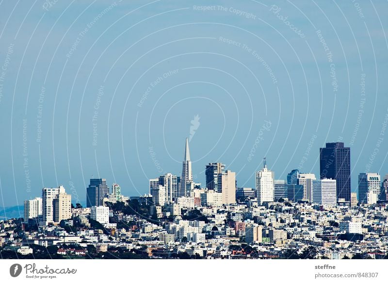 Downtown San Francisco Wolkenloser Himmel Schönes Wetter Hügel USA Stadt Stadtzentrum Skyline bevölkert Hochhaus Außenaufnahme Textfreiraum oben