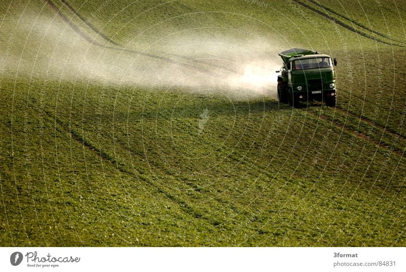 los-gehts Nutzfahrzeug Feld Landwirtschaft Ackerbau Fahrzeug Strukturen & Formen Nebel Staub Wege & Pfade Fußweg Einsamkeit Frühling Lastwagen abgelegen Gras