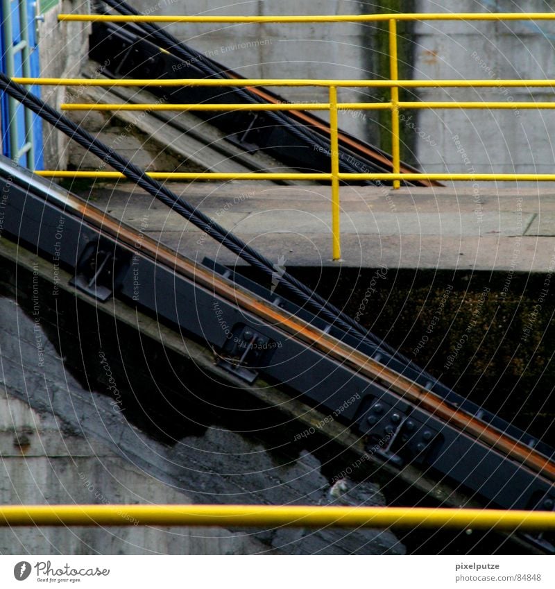 aufgeteilt || oben füllen gelb Warnfarbe Muster Maschine quer Schleuse Gewässer Wasserfahrzeug Eisen Stahl lackiert diagonal horizontal vertikal Richtung