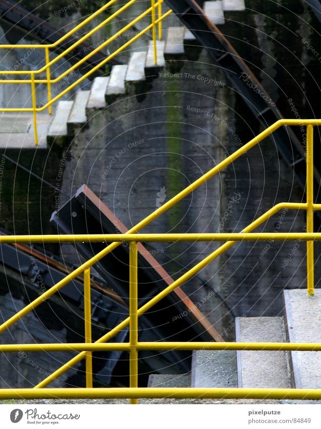 aufgeteilt ||| oben füllen gelb Warnfarbe Muster Maschine quer Schleuse Gewässer Wasserfahrzeug Eisen Stahl lackiert diagonal horizontal vertikal Richtung