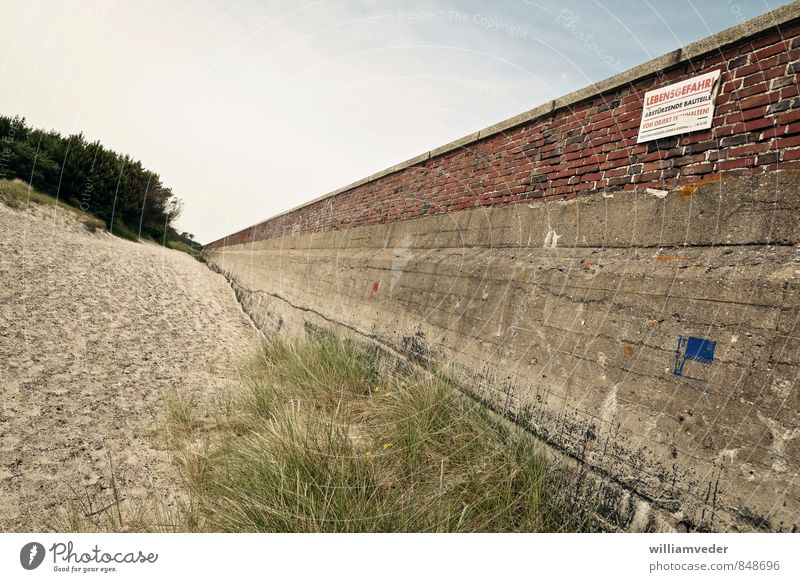 Mauer bei Prora auf Rügen, Ostsee Ferien & Urlaub & Reisen Tourismus Ausflug Abenteuer Sightseeing Sommer Sommerurlaub Strand Meer wandern Himmel