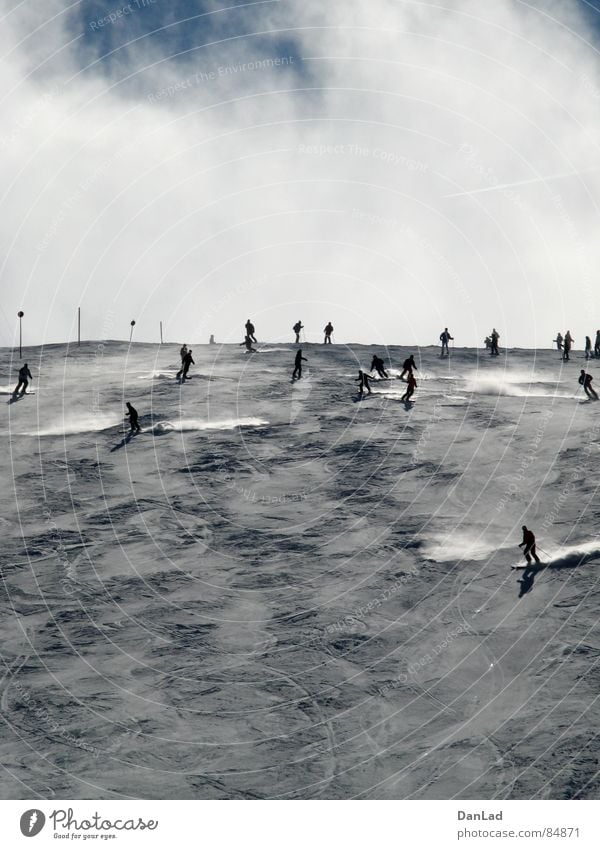 Auf der Piste Skifahren Skier Bundesland Kärnten Österreich Wintersport Nebel Skifahrer Sport Spielen schifoan Himmel Schnee Autobahnausfahrt Skipiste