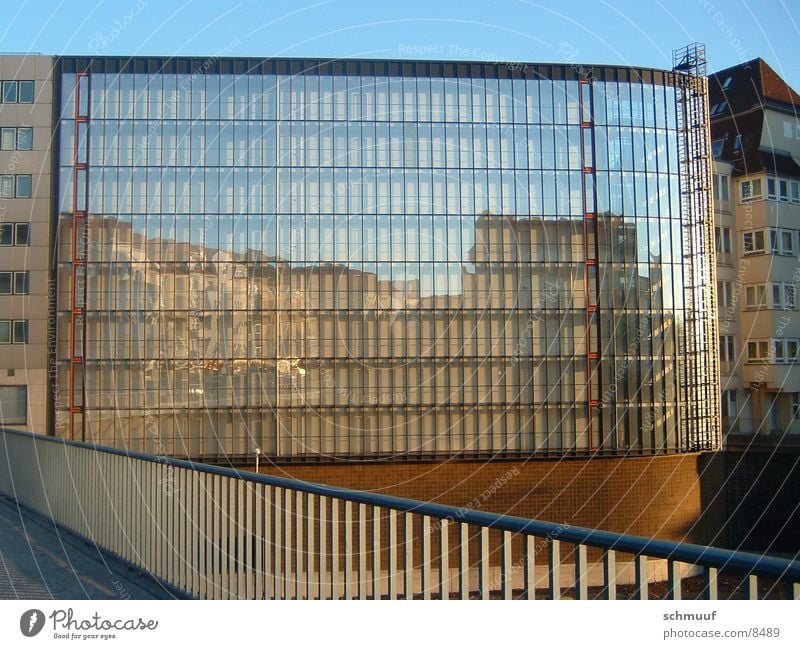 Spiegelung Hochhaus Fenster Architektur Brücke fasade Glas refelxion Geländer