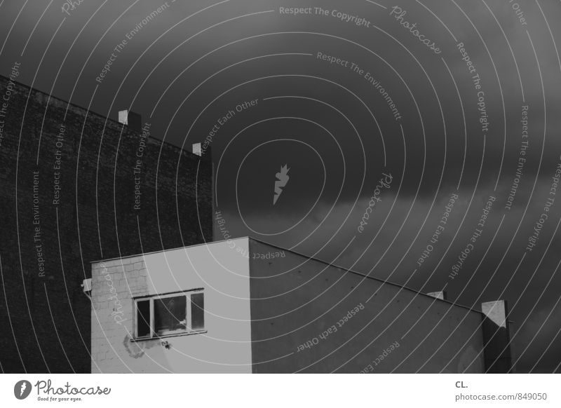 wechselhaft Himmel Wolken schlechtes Wetter Stadt Haus Bauwerk Gebäude Architektur Mauer Wand Fenster trist Schwarzweißfoto Außenaufnahme Menschenleer Tag