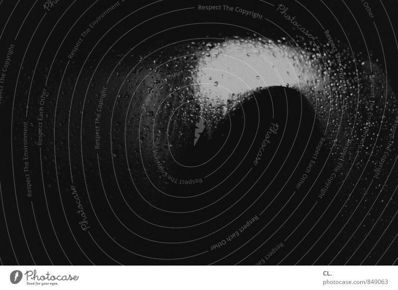 früh ist das neue spät Wasser Wassertropfen Herbst Klima schlechtes Wetter Unwetter Wind Sturm Regen Fahrzeug PKW dunkel nass trist Traurigkeit Einsamkeit