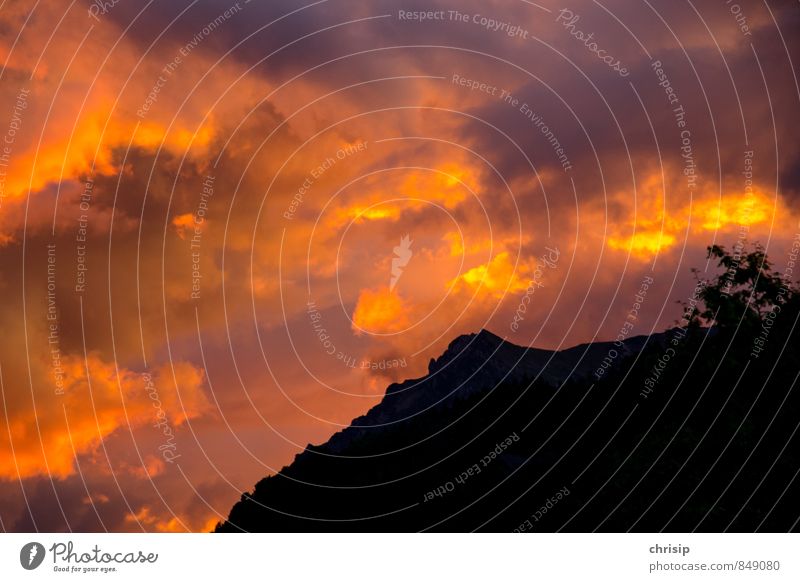 der Himmel brennt Umwelt Natur Landschaft Wolken Gewitterwolken Sonnenaufgang Sonnenuntergang Sonnenlicht Unwetter Berge u. Gebirge Gipfel dunkel fantastisch