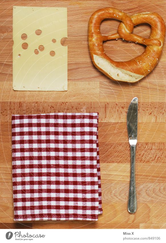 Set Lebensmittel Käse Teigwaren Backwaren Messer Essen Oktoberfest Ordnungsliebe planen Brezel Emmentaler Serviette Vesper Ernährung Kalorie Diät Farbfoto