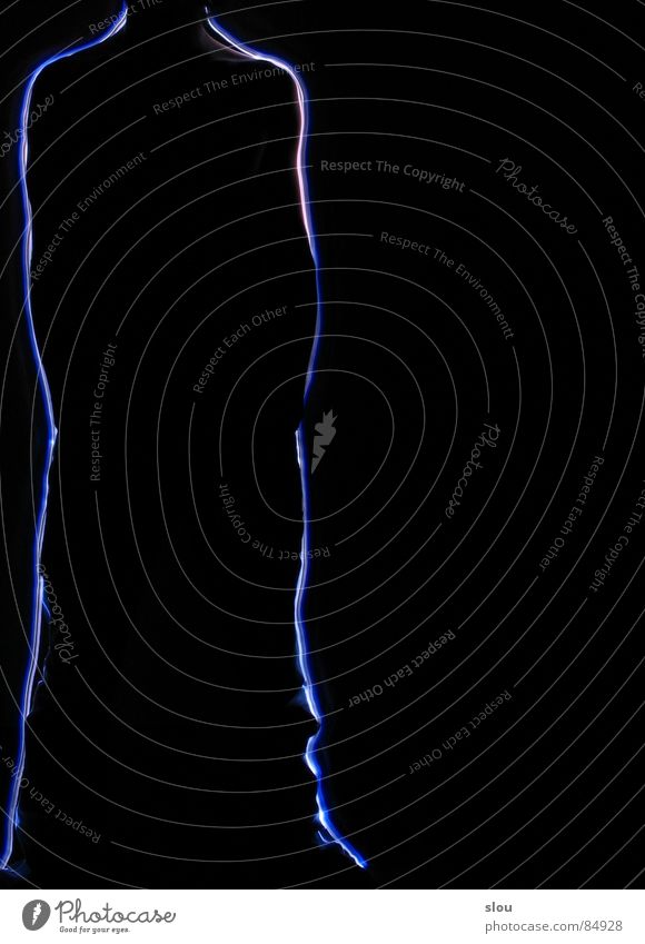 Randfigur dunkel Licht Nacht umrandet kopflos links Schulter Langzeitbelichtung schwarz Am Rand die dunkle seite 15 sekunden Leuchtdiode Schatten Rahmen einzeln