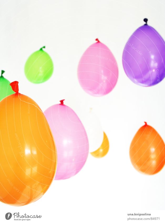 9(9) Luftballons Rauschmittel träumen grün violett orange rosa weiß Stimmung Farbe durcheinander Luftblase Wunschwelt purpur Tagtraum blau-rot Erfinden