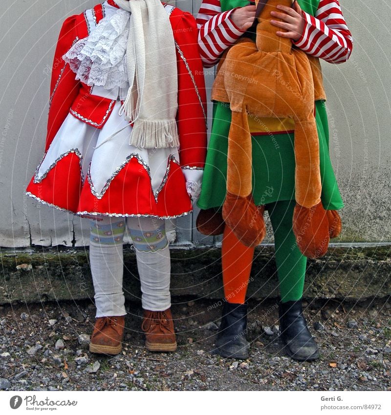 Karneval brutal Kinderfasching tragbar Kleid Pippi Langstrumpf Kinderbuch grün Strumpfhose mehrfarbig Stiefel gestreift Pferd Stofftiere Reihe Kittel Plüsch